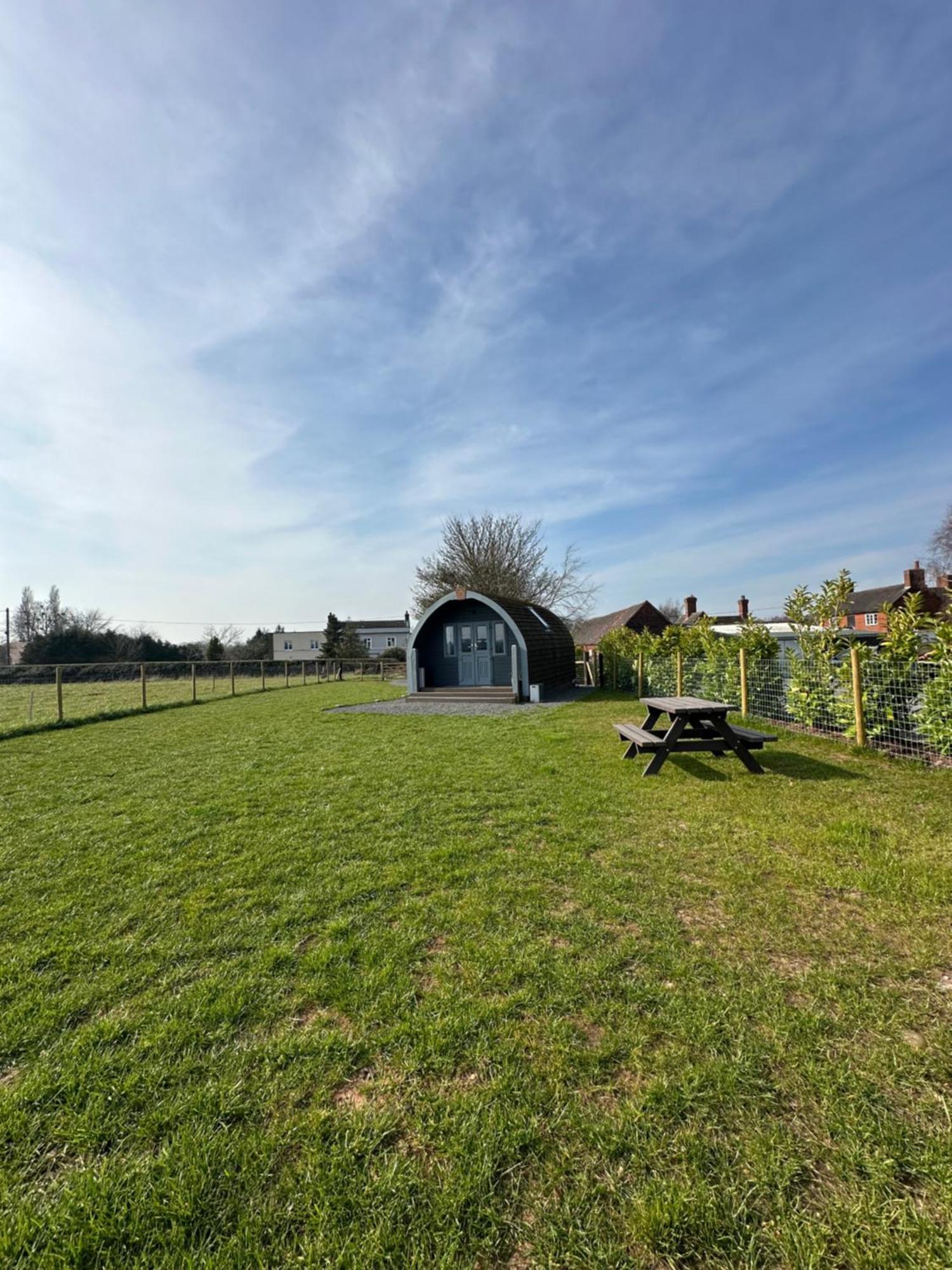 Welly Boot Pod Hotel Shenstone Exterior photo